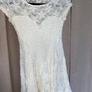 Klänning strl 34 - Klänning i jättefint skick. Perfekt för en student eller skolavslutning. Köparen står för frakten ☺️