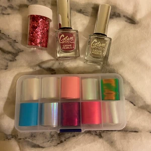 Nagel dekorationer - Lite nageldekorationer som folie, flakes och pärlor säljer folie för 40, pärlorna för 10, och flakes 20, allt för 60