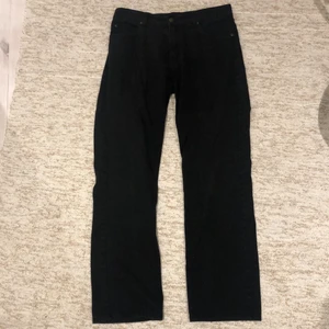 Svarta raka jeans! - Svarta raka reans i perfekt använt skick. Perfekt för skate! Storlek W33 L32, fråga för mått! Möts i Malmö och tar swish. Står ej för frakt eller postens slarv (: