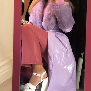 Kappa läder med fuskpäls  - Jättefin kappa i vinyl/leather med fuskpäls detaljer i storlek 36. Så fin och unik, perfekt till våren. Storlek 36. Lagt ut förut men ångrade mig, säljer pga har likadana i flera färger.