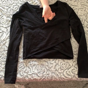 Gina Tricot - Svart omlott topp. Som ny.  Tight!!!