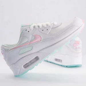 Nike Air Max 90  - Superfina Nikeskor som jag tyvärr måste göra mig av med då dom är alldeles försmå! 🥺 Endast använda en gång, alltså mycket fint skick! ❤️