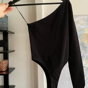 NA-KD body - Svart NA-KD body i storlek xs. Väldigt sparsamt använd, inga tecken på användning finns. Paket skickas samma dag som betalning är mottagen. Vid frågor vänligen kontakta via meddelande.