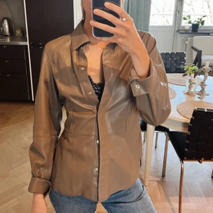 Tuff Fusk skinnskjorta strl 34 - Snygg skinnskjorta i fuskskinn i strl 34 passar även 36 skulle jag säga beroende på hur tajt du vill ha den. Också snygg som overshirt över en T-shirt. Beige. Knappt använd som ny