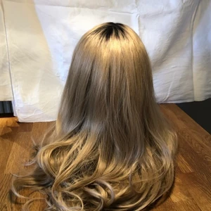 Peruk - (Nr 3) Nu säljer jag alla mina skonsamt använda peruker, köp alla eller endast en för ett paketpris! Strl M & kan såklart sys in om en mindre storlek skulle behövas.  OÄKTA HÅR! blont långt, tjockt hår i syntet.