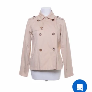Trendig kort trenchcoat - Säljer min korta trenchcoat som jag köpt på sellpy men kommer från zara. Är i ett jätte fint skick och finns inga fel på den. Säljer den för det va lite för liten för mig. Storlek M men skulle säga den passar bättre på S / XS. Den passar M med men mer en tajt passform. 