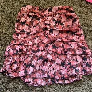 Blommig kjol - En riktig fin kjol som både funkar till nu på våren och sommaren, köpte kjolen i London i år men har aldrig använt den. Betalning sker via swish och du står för frakten❤️kontakta mig för mer bilder:)