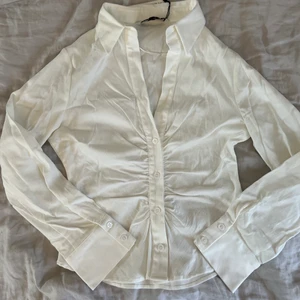 Skjorta från Zara - Sjukt snygg skjorta från Zara. Den är figursydd och har lite scrunch i mitten som man kan se på andra bilden. Aldrig använd!