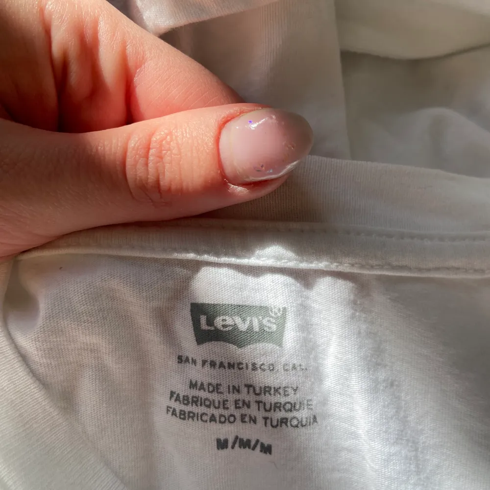 En basic men snygg tröja från Levi’s, knappt kommit till användning❤️ Passformen är lite oversized. Köptes för 299, säljs för 59!. T-shirts.