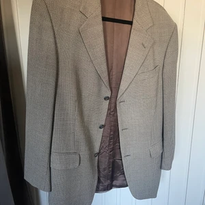 Vintage-kavaj i herrmodell  - Säljer mina vintage-kavajer i herrmodell! Jättefin kvalitet!  säljaren står för frakten! Storlek oklar men jag bär small i vanliga fall! Pris kan diskuteras☺️ 