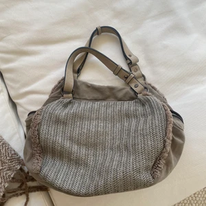 Väska - Grå väska från second hand! Knappt använd! Köpare står för frakt (66)❤️