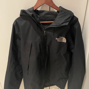 The North Face vindjacka - En vindjacka från The North Face. Jättefin, inte använd mycket. Nypris 1300 