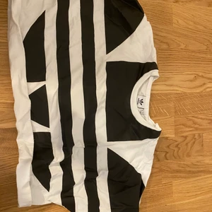 Adidas tröja - En vanlig lite stor adidas tröja 