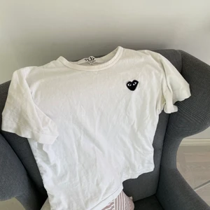 CDG t-shirt M (mer som S) - Säljer min cdg t shirt då jag växt ur den. Den är storlek M men sitter mer som S. Säljes i använt skick. 