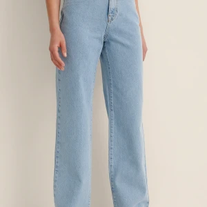 Raka Jeans - Fint skick, inte mycket använda. Egen bild kan fixas, stl S passsr dom som är mellan 165-170 skulle jag säga.