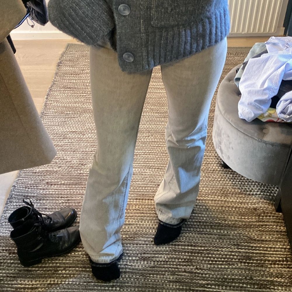 đ€ GrĂ„ jeans đ€ SĂ€ljer dessa grĂ„ jeans, fickorna ser utvĂ€ltrade ut men det Ă€r sĂ„ dem ska se ut. VĂ€ldigt snygg fĂ€rg och sitter vĂ€ldigt bra, passar till allt! SĂ€ljer dĂ„ dem inte anvĂ€nds lĂ€ngre. LĂ„nga Ă€ven pĂ„ mig som Ă€r ca 1,74. âïžKöparen stĂ„r för fraktenâïž. Jeans & Byxor.