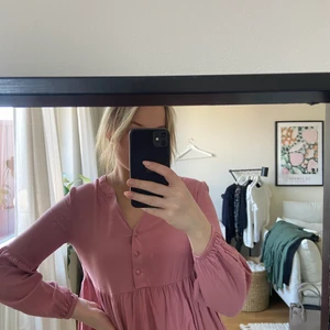Fin blus  - Fin blus i gammelrosa. Lite tajtare ärmar upptill och lösa nertill. Fint fall i nedre delen av blusen!