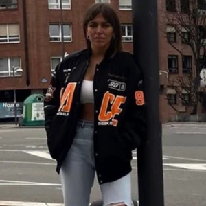 College jacka - En supercool iprencip onvänd jacka från hm i storlek xs! Passar många olika storlekar då den är så pass oversized som den är💗