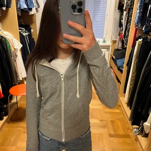 H&M zip up hoodie  - Säljer denna fina gråa zip up hoodien från Divided😍så fin att ha över t-shirts😍