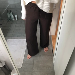 NYA linnebyxor från & Other stories - Bruna linnebyxor från & other stories aldrig använda prislappen är kvar! Nypris 790kr säljes för 500kr strl 38 men passar även 36