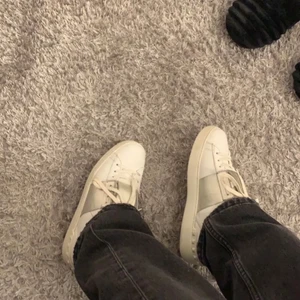 Valentino sneakers skor - Säljer mina valentinos i modellen open sneakers i färgen silver. Dom är i fint skick men väl användna, jag har både kvitto och låda kvar. Nypriset var ca 5420kr skriv privat för bilder eller frågor 💓