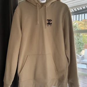 Beige hoodie från jackie - Superfin beige hoodie från Jackie. Chanelinspererad och i  nyskck, helt oanvänd! Ord pris över 1000kr.