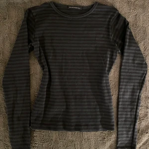 Brandy randig långärmad - Har atm lite damm på sig som syns på bilden men tvättas självklart före postning. Väldigt bra skick, använd tre ggr. Utsåld på hemsidan