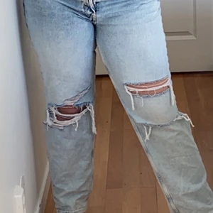 Jeans 46 - Ett par ljusa Jeans med hål som kommer för stor för mig de är jätte fina men kommer inte till användning alls på grund av att dne är för stor ❤️hör gärna av dig 50+frakt 