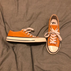 Senapsgula tygskors strl 38 - Fina tygskor från Vty. Endast använda en fåtal gånger. Köparen står för frakten. 