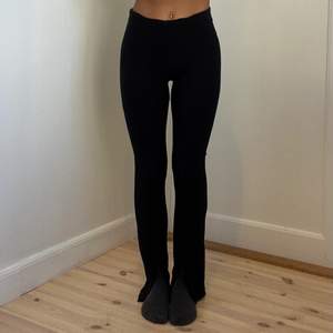 Im selling my zara highwaist leggins, thick, black, slit, long. S, 36