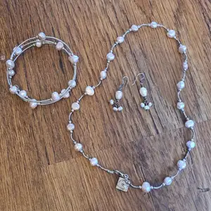 Ljusrosa pärlor (äkta) halsband, armband och örhängen.