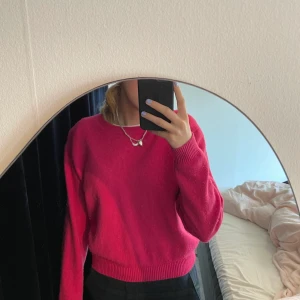 Rosa tröja - Säljer en jättefin rosa tröja frön UniQlo som inte rintigt kommer till användning längre. Bra skick, döremot kan man noppra den lite men det är lätt att fixa❤️ Köpt för mer än 500kr, vid flera intresserade blir det budgivning, kontakta annars privat💕 köparen står för frakten. Storlek XS men passar typ alla, ni får gärna be om fler bilder❤️