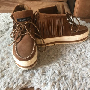 Sixty Seven Boots - Köpta på Lissabon Fashion week men blev aldrig helt bra då de inte passar helt på min opererade fot. Tjock sula utan någon slitage. Endast använda ett fåtal ggr. Brun mocka storlek 38 nypris 350 EURO 