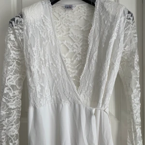 Studentklänning Maxi - Studenklänning maxi med spetsdetaljer på armar och överkropp Omlott och knyts runt midjan Köpt för 799kr säljer för 599kr Endast använd 1 gång Skicka ett meddelande vid intresse 