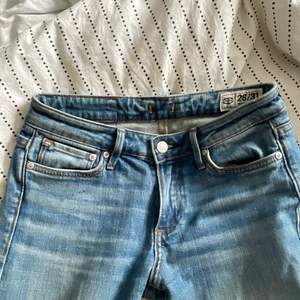 Jättesnygga mörkblåa bootcut jeans från crocker. Har använt de en del men de är i bra skick. Köparen står för frakten ☺️