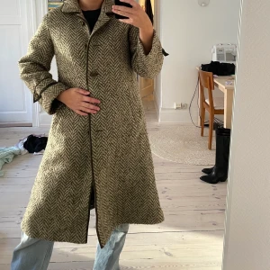 Superfin vårkappa! - Superfin grå/beige/grön vårkappa med vintagevibe. Väldigt fint skick!! 