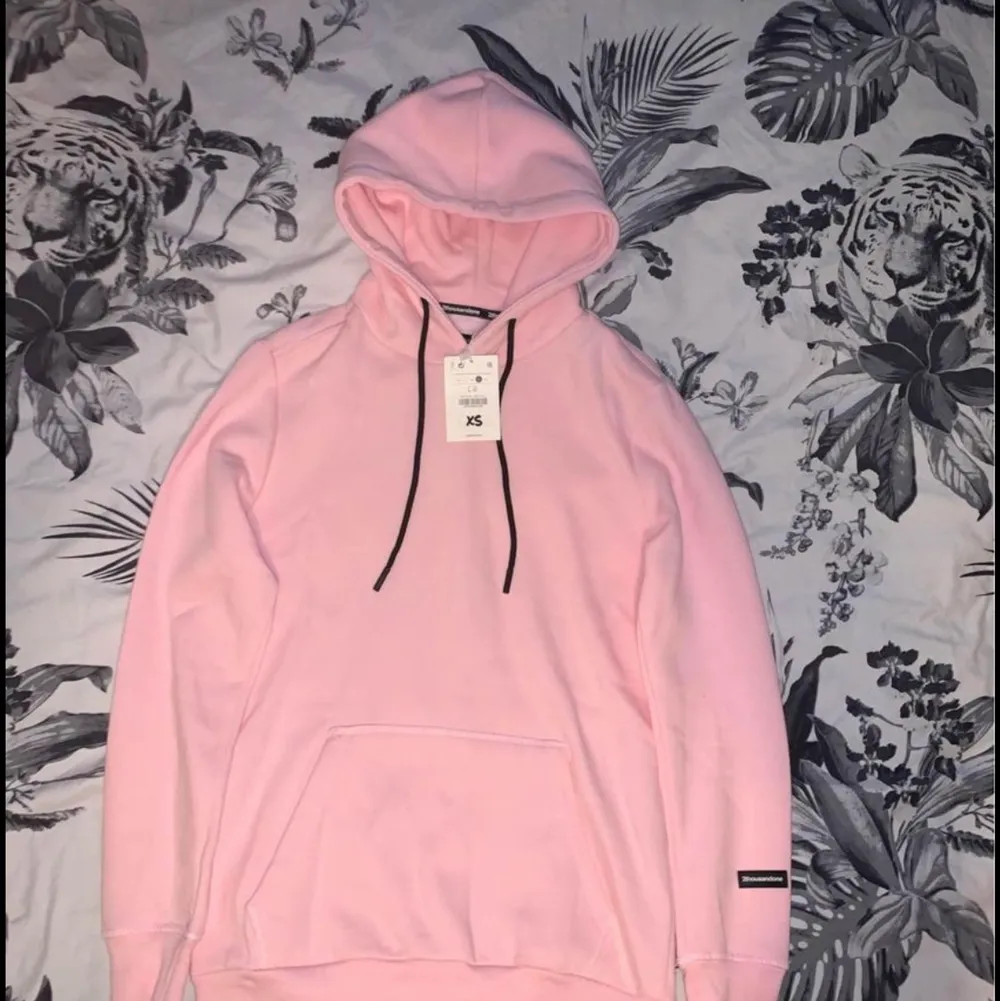Helt Ny rosa hoodie köpt ifrån Dubai! Nypris: 400kr     Det står XS men den passar även S. Hoodies.