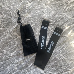 Stronger - Säljer två stycken träningsband från Stronger i fint skick. De båda banden har olika motståndsnivåer, medium & heavy. Perfekt att träna med hemma, ha med under en promenad eller ha med i gymväskan. Rullar inte ihop sig på benen under träning vilket andra resistence band kan göra 🏋️‍♀️💪🏼