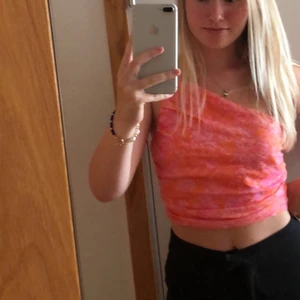 Zara topp - Färgen är mest accurate på första bilden!! Asså denhär är skitfin men har blivit för liten för mig 😭😭😭 finns även en dragkedja på sidan för att den ska va enklare att få på/av