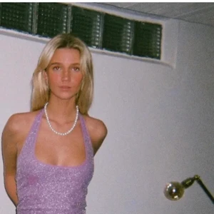 Lila fest topp  - Lägger ut igen pga oseriös budgivare! Säljer denna fina lila glittriga toppen perfekt till fest och sommaren. Den är aldrig använd endast testad! 