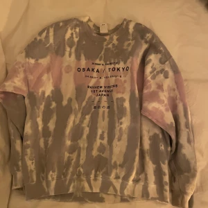 Urban Outfitters tröja  - Säljer denna tröja från Urban Outfitters , kan mötas upp i Stockholm / köparen står för frakt 💗 Ny skick