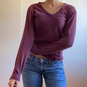Långärmad tröja  - En lila v-ringad tröja från flash! Den är storlek M men jag har vanligtvis storlek S💓
