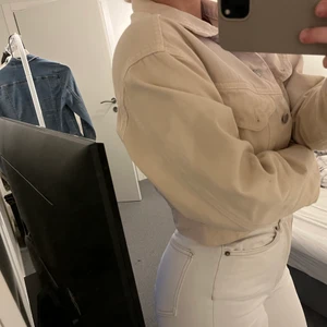 Beige jacka i storlek S - Jättefin och jätteskön beige jacka från chiquelle. Jag köpte denna förra sommaren, o har använt den ett fåtal gånger då jag har många andra beige jackor. Skriv vid frågor❤️