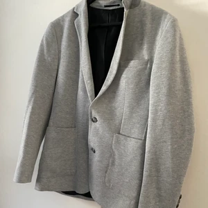 Asos kavaj - Aldrig använd, endast testad då den är för stor för mig. Har storlek S och denna är mer som en M, dock så står det att den är en 48. Köparen betalar för frakten