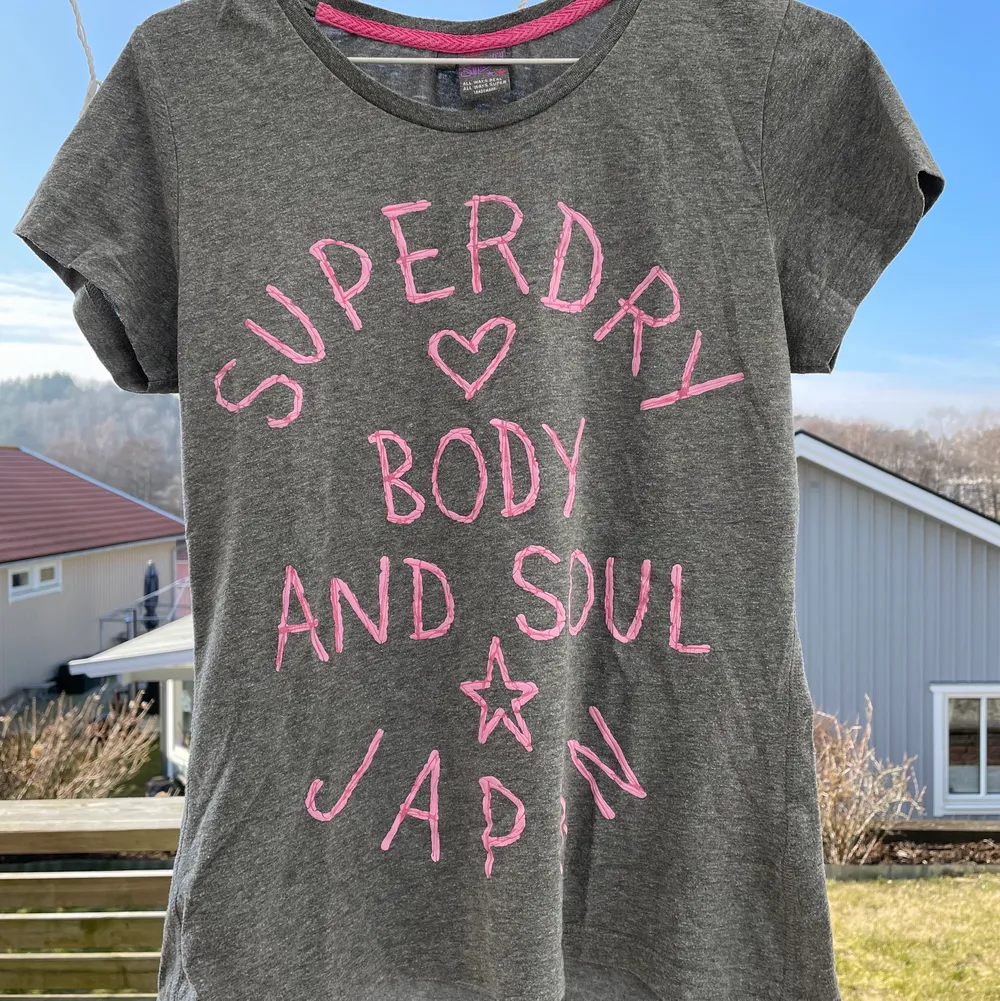 Säljer denna dundersköna T-shirt från märket superdry, köpt på Raglady. Skönare tyg får man leta efter! Aldrig använd, endast testad, säljes pga. Flytt. T-shirts.