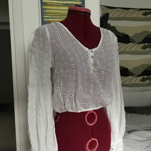 Vit blus med hålbrodyr - S  - Gott skick. 