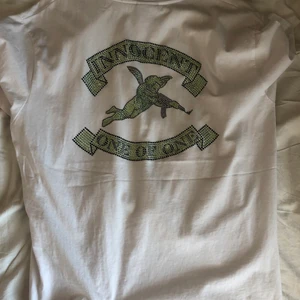 Ont of one tshirt storlek m - Alldrig använt, köpt begagnand och är i bra sick.      Säljer p.g.a aldrig använt. Kontakta gärna mig om du har några frågor
