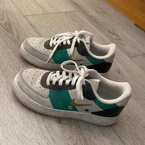 Nike airfors  - Säljer dessa nike airfors, använda 1 gång, i storlek 37.5, säljer för 400+ frakt eller högst bud 