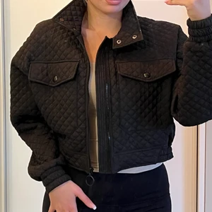 Gina tricot jacka storlek S - Säljer en super snygg svart jacka i storlek S. Den är hög i kragen och går in i midjan så den sitter super snyggt! Den är aldrig använd. (Endast då bilderna tagits) detta eftersom att den tyvärr var lite stor för mig:/ Men jag älskar den!🖤