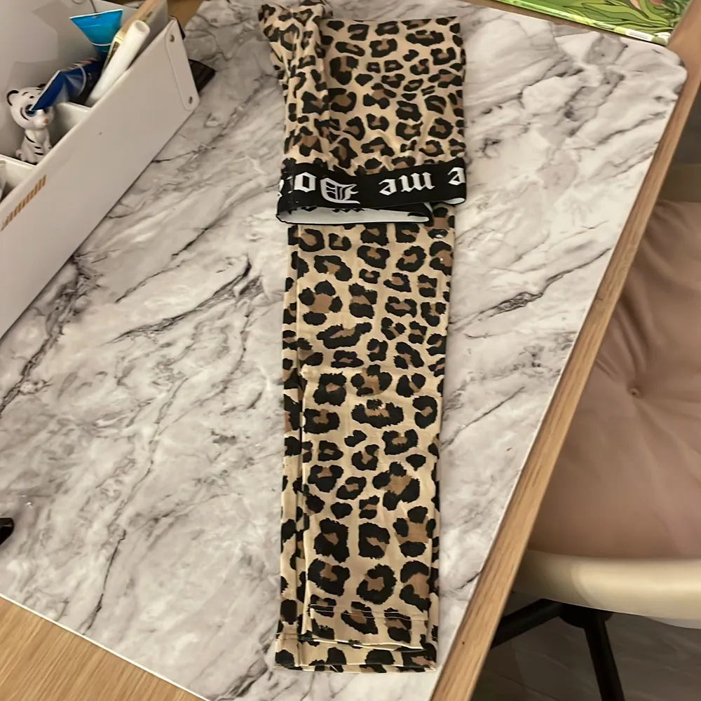 Ett par helt oanvänd leggings i leopard mönster för 30 kr. Jeans & Byxor.